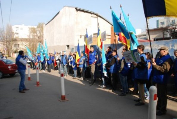 Membrii PMP au pichetat sediul PSD Constanţa: 